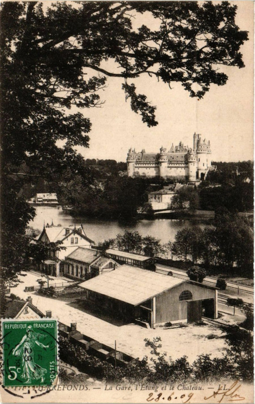 Carte postale ancienne Pierrefonds-La Gare l'Etang et le Chateau à Pierrefonds