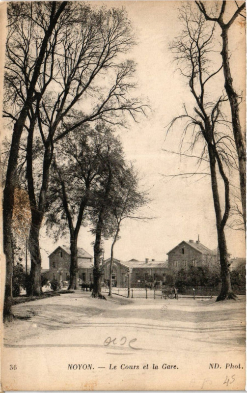 Carte postale ancienne Noyon-Le Cours et la Gare à Noyon