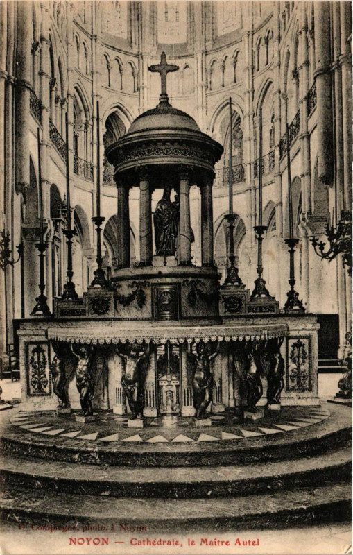 Carte postale ancienne Noyon-Cathedrale le Maitre Autel à Noyon