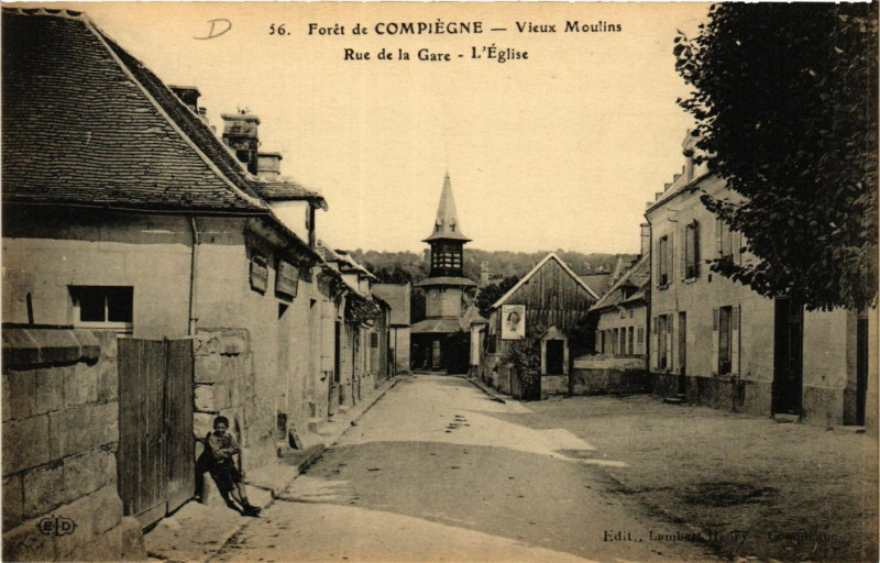 Carte postale ancienne Foret de Compiegne-Vieux Moulins Rue de la Gare-L'Eglise à Vieux-Moulin
