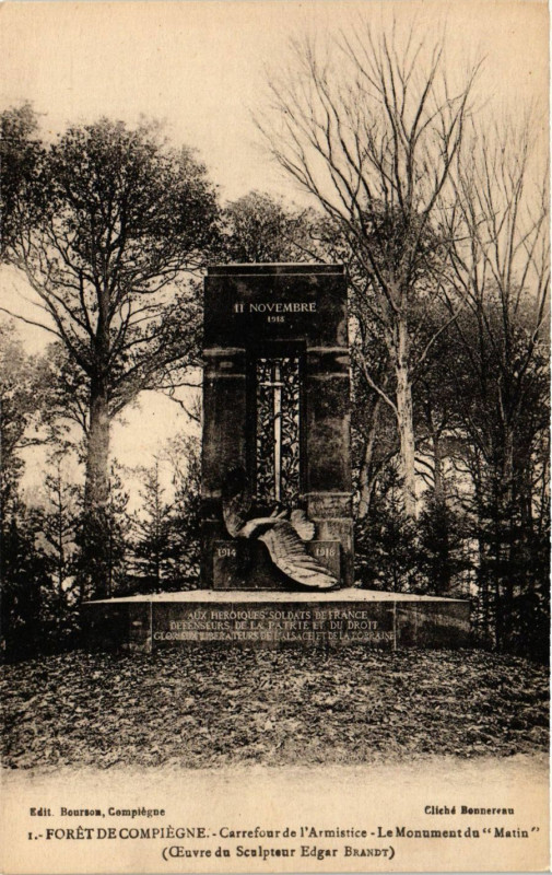 Carte postale ancienne Foret de Compiegne Carrefour de l'Armistice. Le Monument du Matin à Compiègne