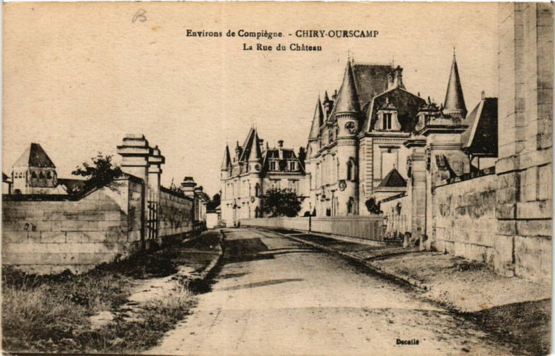 Carte postale ancienne Env. de Compiegne-Chiry Ourscamp La Rue du Chateau à Chiry-Ourscamp