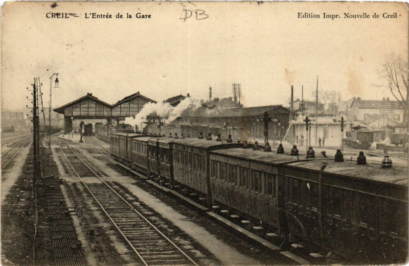 Carte postale ancienne Creil-L'Entrée de la Gare à Creil