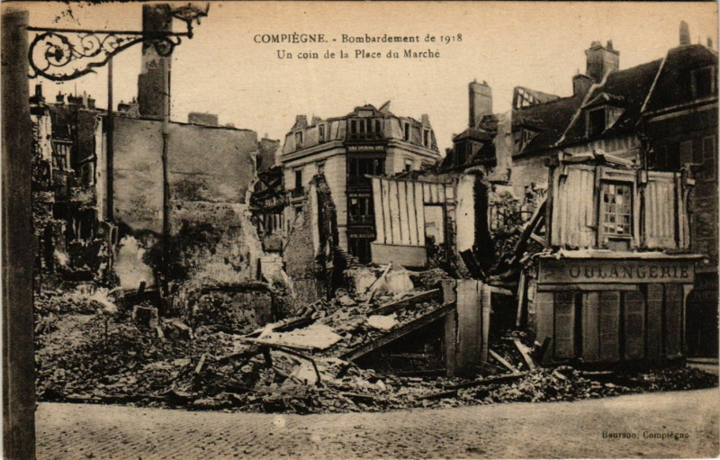 Carte postale ancienne Compiegne-Un coin de la Place du Marche à Compiègne