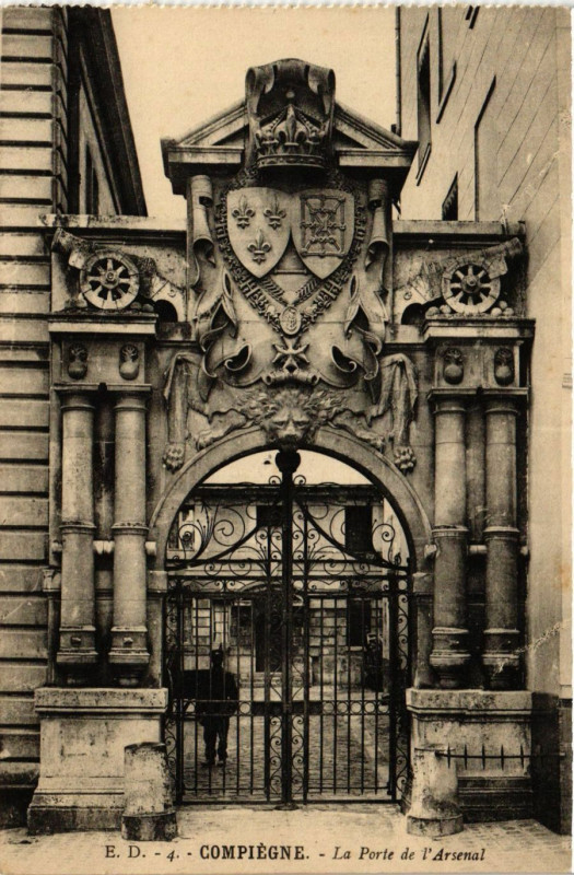 Carte postale ancienne Compiegne-La Porte de l'Arsenal à Compiègne