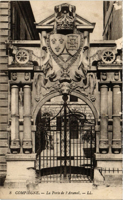 Carte postale ancienne Compiegne-La Porte de l'Arsenal à Compiègne