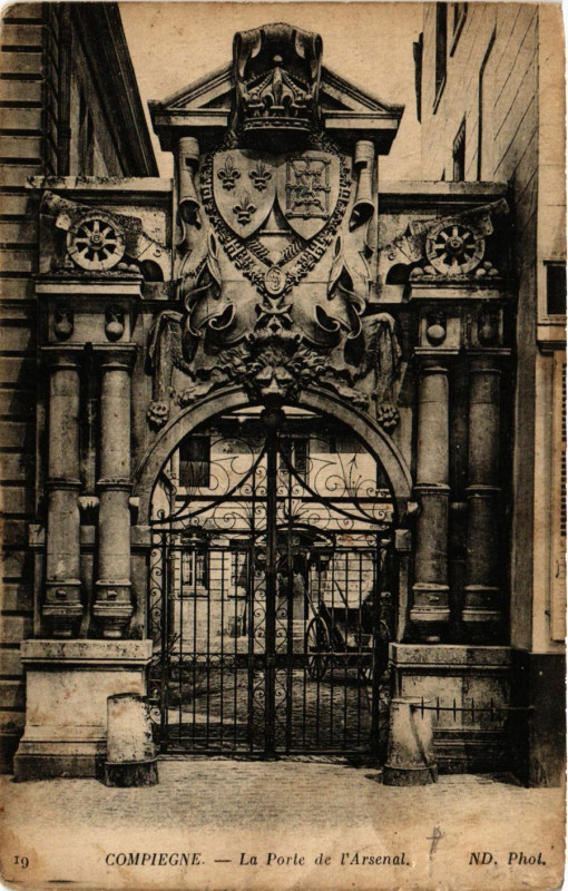 Carte postale ancienne Compiegne-La Porte de l'Arsenal à Compiègne