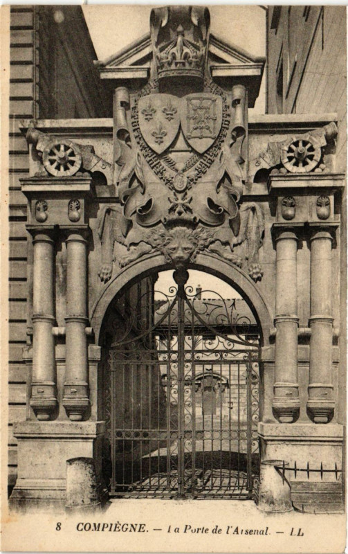 Carte postale ancienne Compiegne-La Porte de l'Arsenal à Compiègne