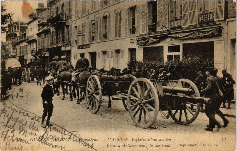 Carte postale ancienne Compiegne-L'Artillerie Anglaise allant au feu à Compiègne