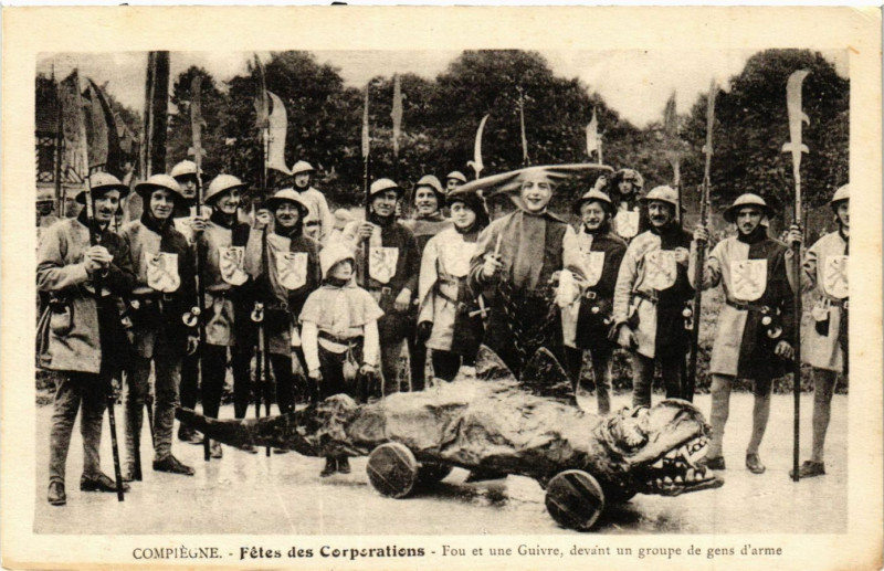 Carte postale ancienne Compiegne-Fetes des Corporations Fou et une Guivre à Compiègne
