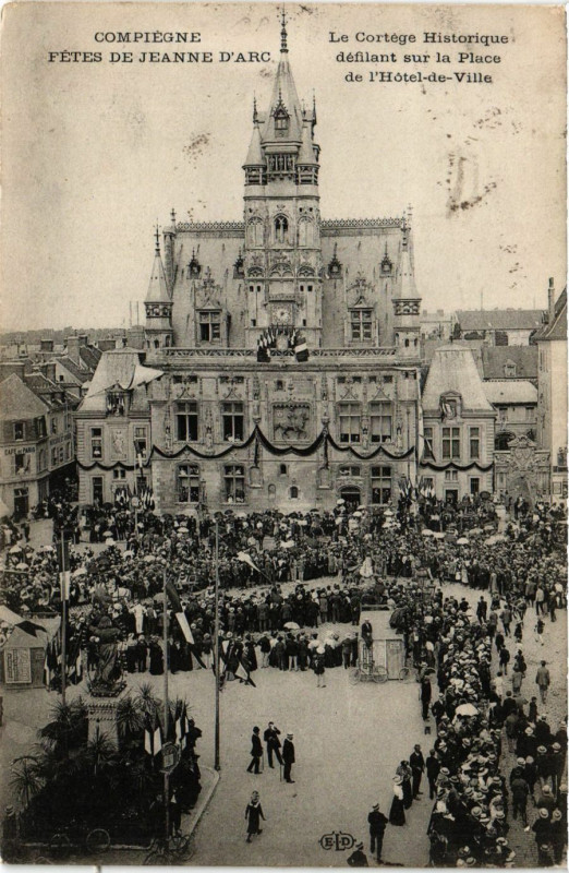 Carte postale ancienne Compiegne-Fetes de Jeanne d'Arc Le Cortege Historique à Compiègne