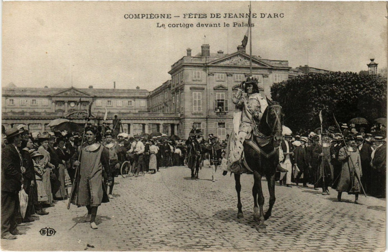Carte postale ancienne Compiegne-Fetes de Jeanne d'Arc Le cortege devant le Palais à Compiègne