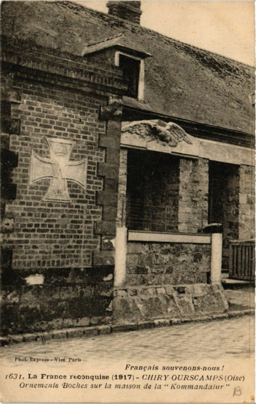 Carte postale ancienne Chiry-Ourscamps Oise-Ornements Boches sur la maison à Chiry-Ourscamp