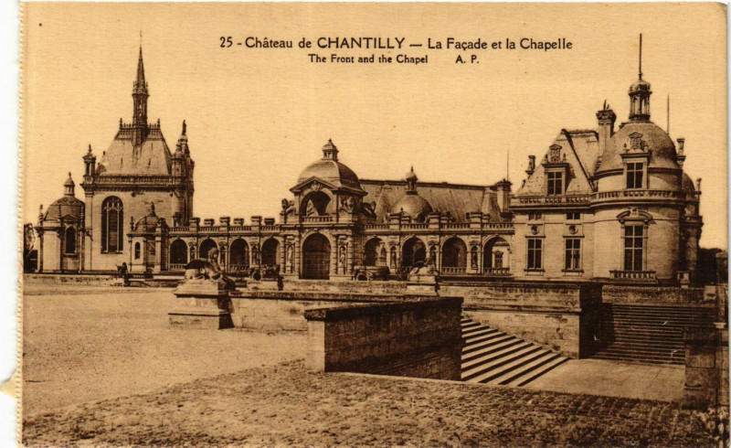 Carte postale ancienne Chateau de Chantilly-La Facade et la Chapelle à Antilly