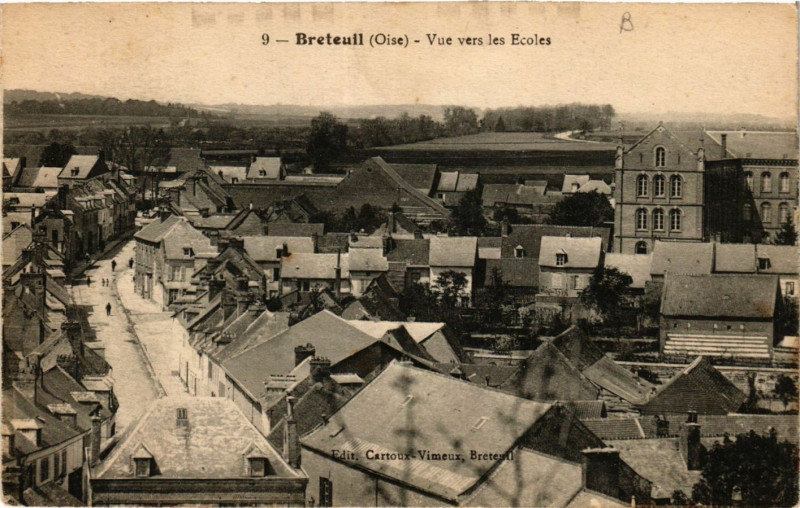 Carte postale ancienne Breteuil Oise-Vue vers les Ecoles à Breteuil
