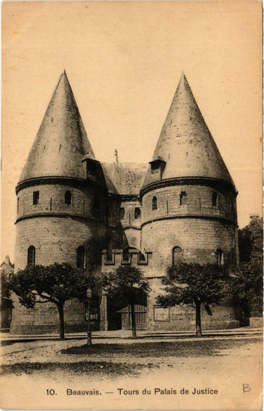 Carte postale ancienne Beauvais-Tours du Palais de Justice à Beauvais