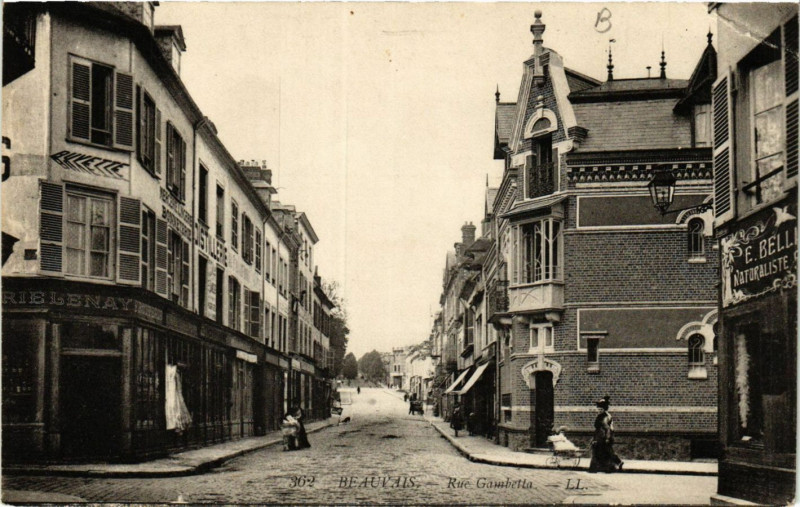 Carte postale ancienne Beauvais-Rue Gambetta à Beauvais
