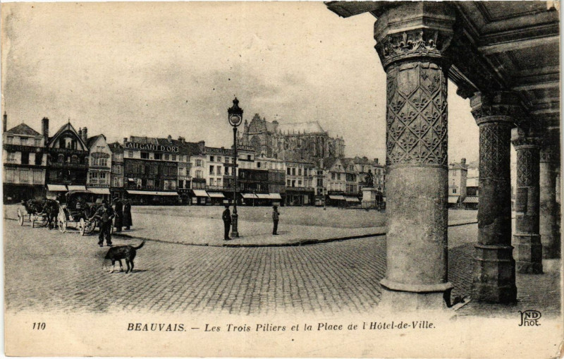 Carte postale ancienne Beauvais-Les Trois Piliers et la Place de l'Hotel de Ville à Ville