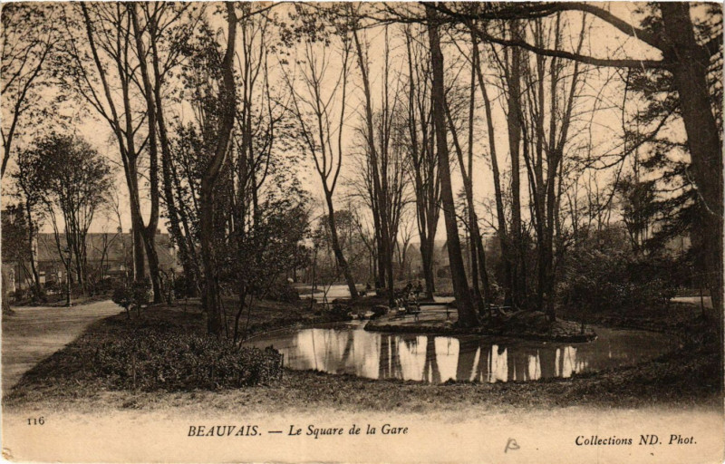 Carte postale ancienne Beauvais-Le Square de la Gare à Beauvais