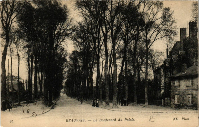 Carte postale ancienne Beauvais-Le Boulevard du Palais à Beauvais