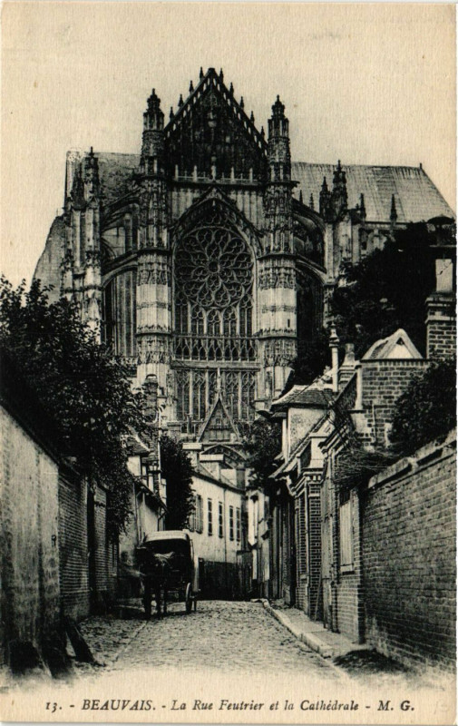 Carte postale ancienne Beauvais-La Rue Feutrier et la Cathedrale à Beauvais