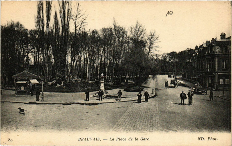 Carte postale ancienne Beauvais-La Place de la Gare à Beauvais