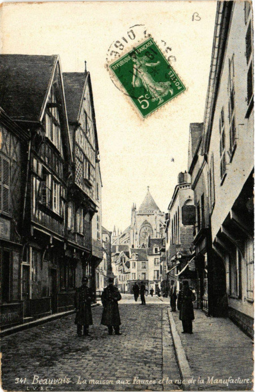 Carte postale ancienne Beauvais-La Maison aux Faunes et la Rue de la Manufacture à Beauvais