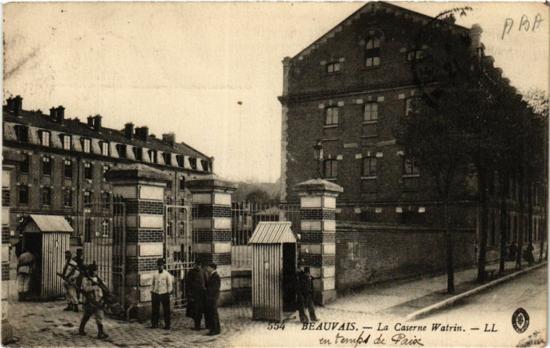 Carte postale ancienne Beauvais-La Caserne Watrin à Beauvais