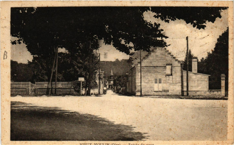Carte postale ancienne Vieux-Moulin Entrée du pays à Vieux-Moulin