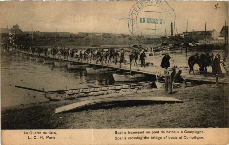 Carte postale ancienne Spahis traversant un pont de bateaux a Compiegne à Compiègne