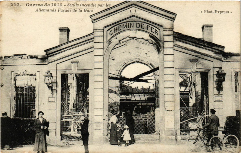 Carte postale ancienne Guerre de 1914 - Senlis incendié par les Allemands Façade de la Gare à Senlis