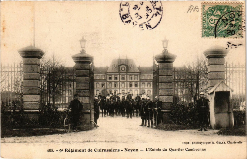 Carte postale ancienne Regiment de Cuirassiers Noyon-L'Entrée du Quartier Cambronne à Noyon