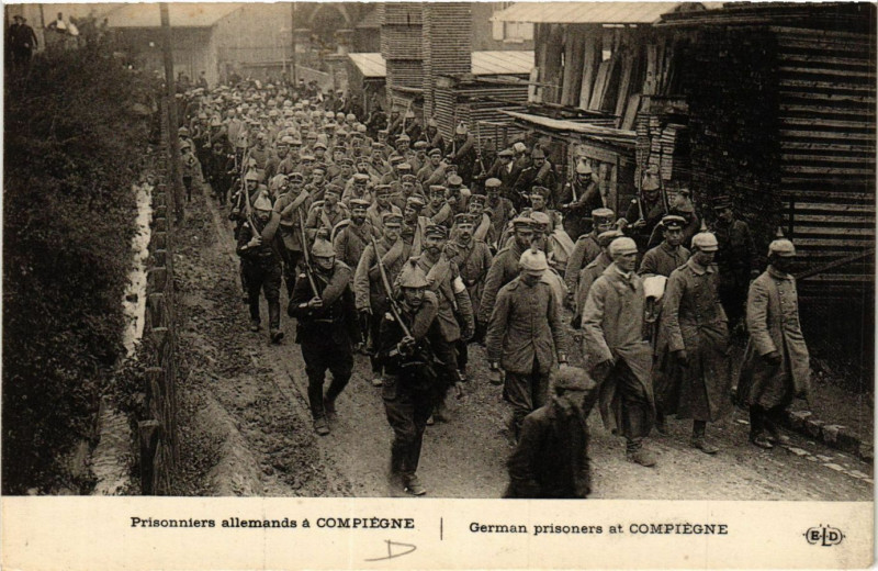 Carte postale ancienne Prisonniers allemands a Compiegne à Compiègne