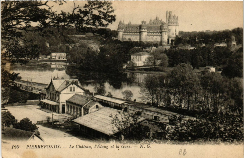 Carte postale ancienne Pierrefonds-Le Chateau l'Etang et la Gare à Pierrefonds