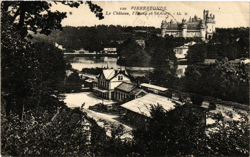 Carte postale ancienne Pierrefonds-Le Chateau L'Etang et la Gare à Pierrefonds