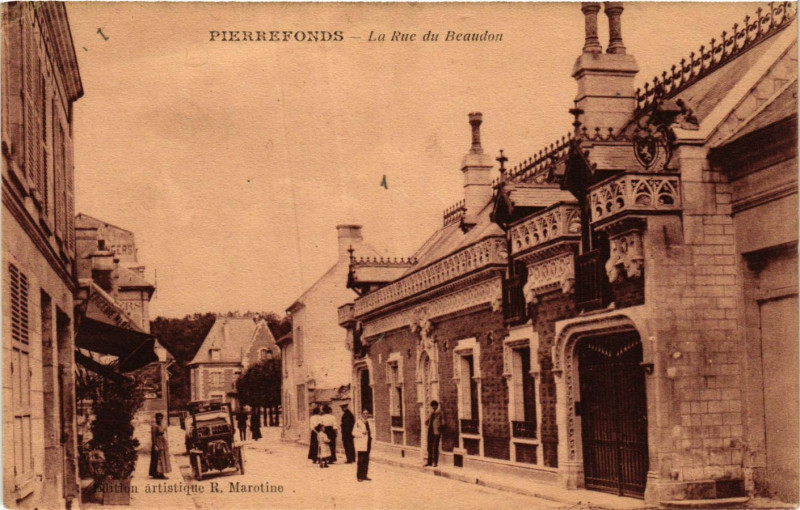 Carte postale ancienne Pierrefonds-La Rue du Beaudon à Pierrefonds