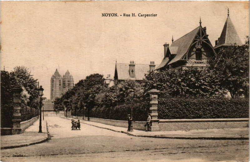 Carte postale ancienne Noyon-Rue H.Carpentier à Noyon