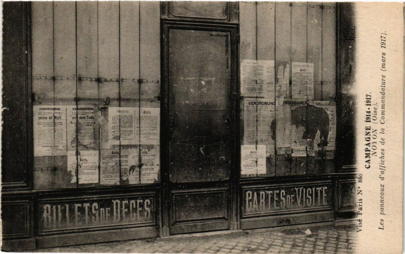 Carte postale ancienne Noyon-Les panneaux d'affiches de la Commandature à Noyon