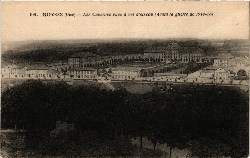 Carte postale ancienne Noyon-Les Casernes vues a vol d'oiseau à Noyon