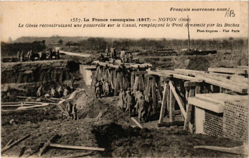 Carte postale ancienne Noyon-Le Genie reconstruisant une passerelle sur le Canal à Noyon
