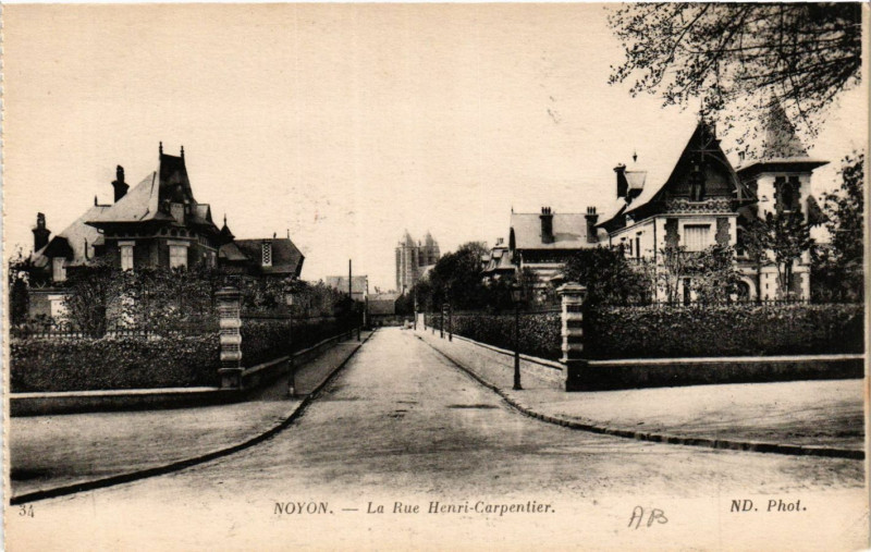 Carte postale ancienne Noyon-La Rue Henri Carpentier à Noyon