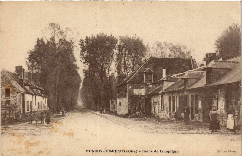 Carte postale ancienne Monchy Humieres-Route de Compiegne à Compiègne
