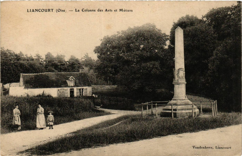 Carte postale ancienne Liancourt-La Colonne des Arts et Metiers à Liancourt
