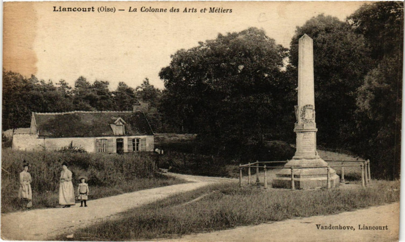 Carte postale ancienne Liancourt-La Colonne des Arts et Metiers à Liancourt