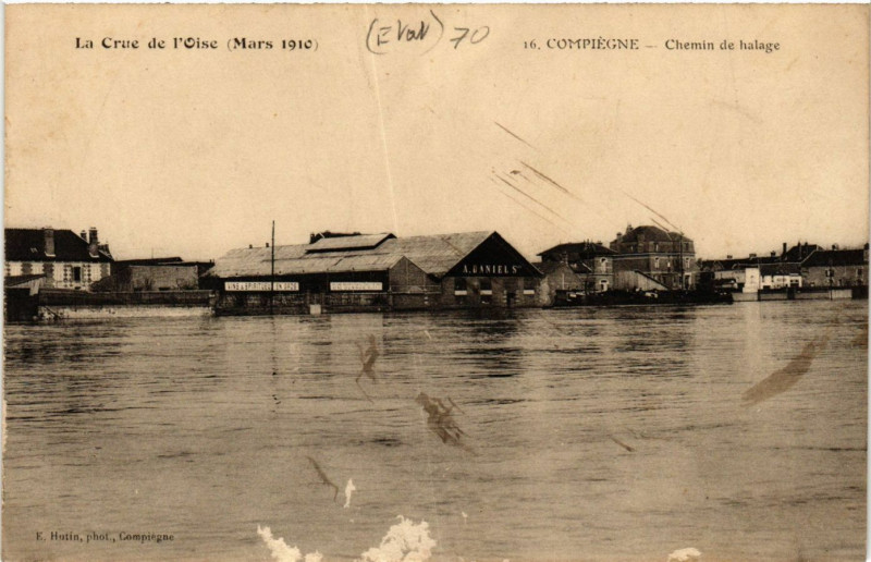 Carte postale ancienne La Crue de l'Oise Compiegne-Chemin de halage