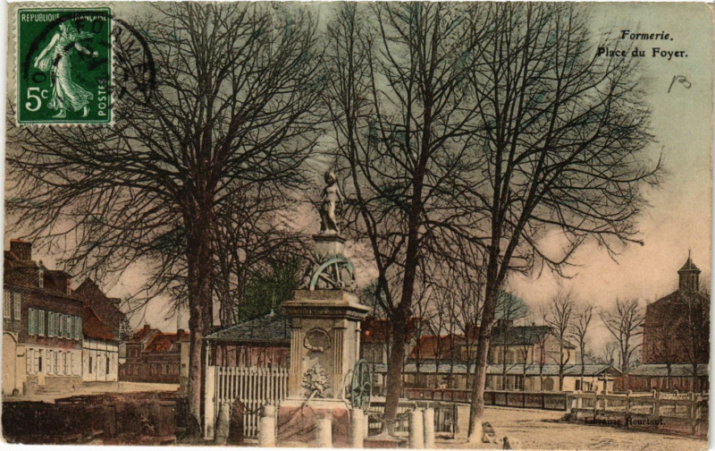 Carte postale ancienne Formerie-Place du Foyer à Formerie