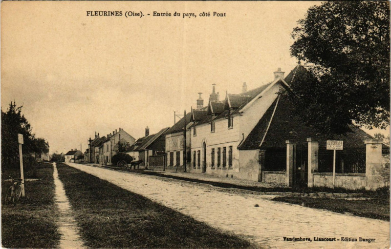 Carte postale ancienne Fleurines-Entrée du pays cote Pont à Fleurines