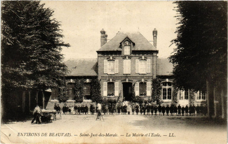 Carte postale ancienne Env. de Beauvais-St Just des Marais La Mairie et l'Ecole à Beauvais
