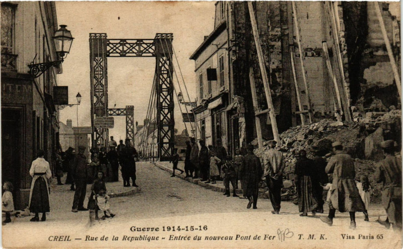 Carte postale ancienne Creil-Rue de la Republique-Entrée du nouveau Pont de Fer à Creil
