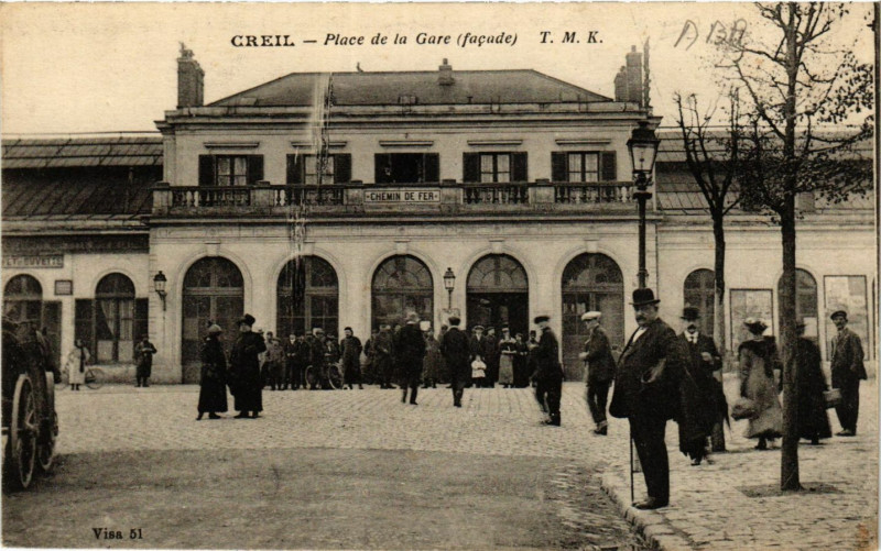 Carte postale ancienne Creil-Place de la Gare à Creil